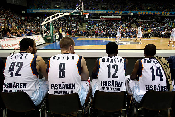 终于来了！詹姆斯搭乘包机已落地上海虹桥机场 球迷深夜热情接机